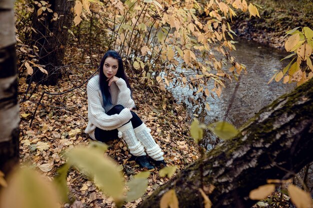 Fille de mode en plein air. Femme d'automne s'amusant dans le parc et souriant. portrait de jeune femme en couleur automne