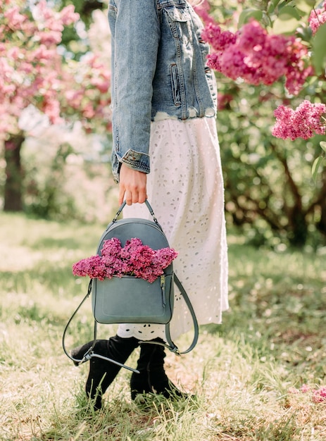 Fille à la mode sakura jardin style de vie marche repos