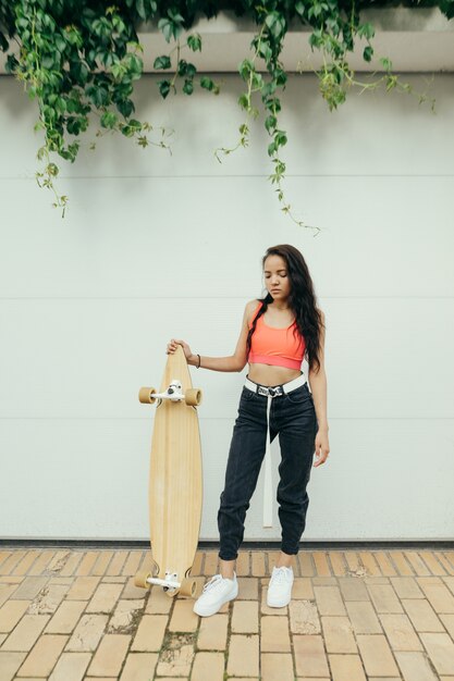 Fille à la mode en vêtements de rue