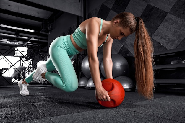 Fille modèle cool avec un gros plan de fesses parfait Une belle fille est engagée dans une salle de sport