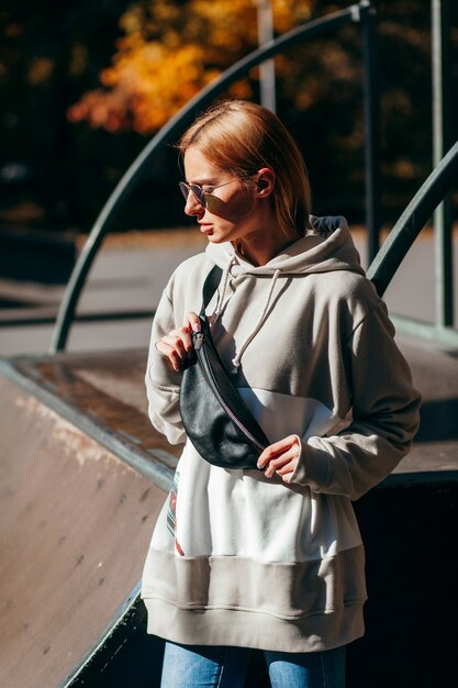 Une fille modèle élégante au skate park