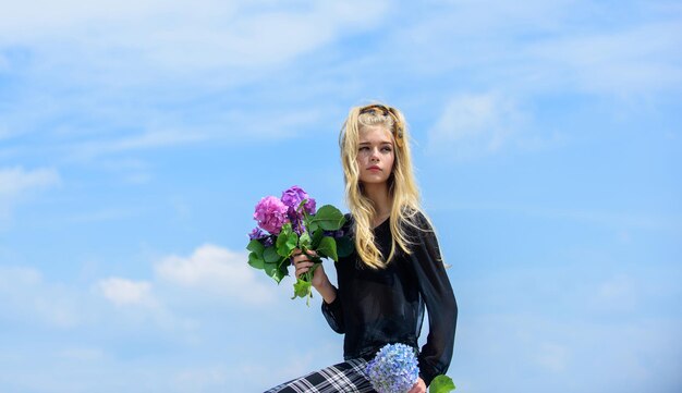 Fille modèle de mode tendre tenir bouquet de fleurs d'hortensia Tendance de la mode printemps Industrie de la mode et de la beauté Rencontrez le printemps avec un nouveau parfum de parfum Fleurs parfum tendre Maquillage et style de la mode