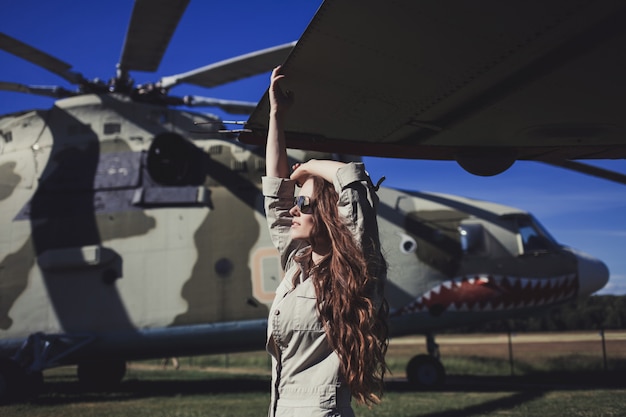 Fille modèle portant un style militaire