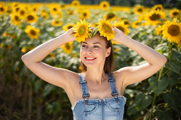 Fille modèle ukrainienne sexy dans un champ de tournesols par une journée ensoleillée