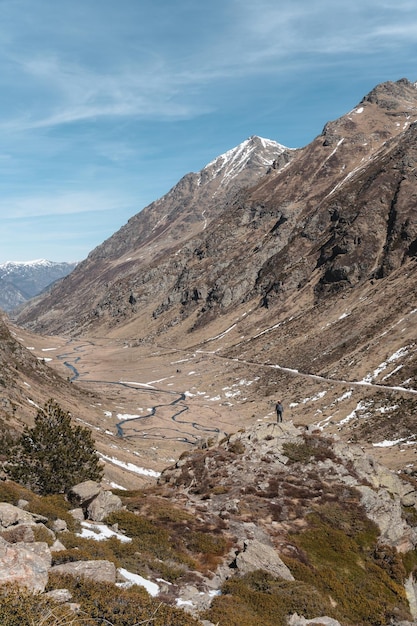 Fille de montagne observant le paysage