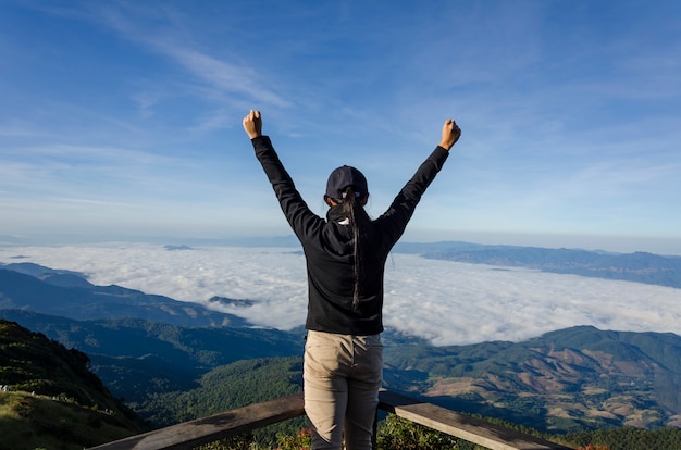 Photo fille sur la montagne