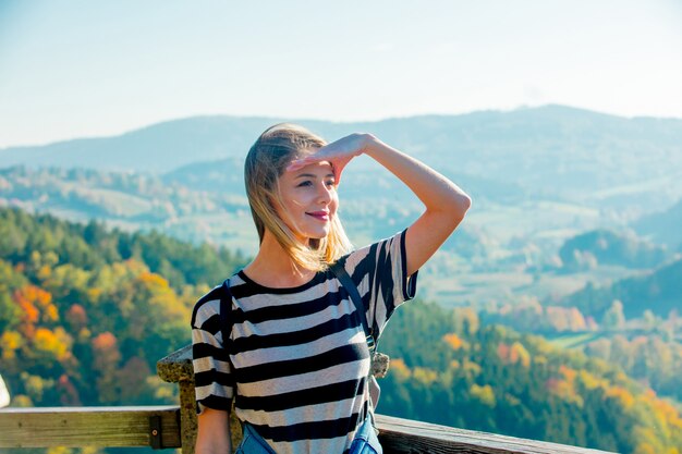 Fille et montagnes avec forêt sur fond