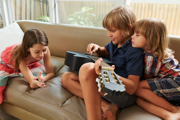 Fille montrant des notes de musique