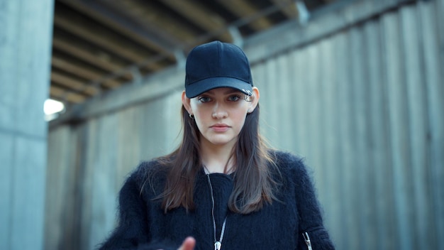 Fille montrant le signe v sur la rue de la ville Mode femme montrant le geste v à l'extérieur