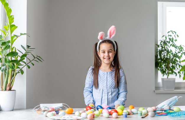 Une fille montrant son oeuf de Pâques peint.