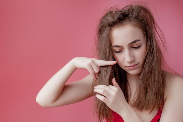 Photo la fille montre des ciseaux sur le concept de soins capillaires