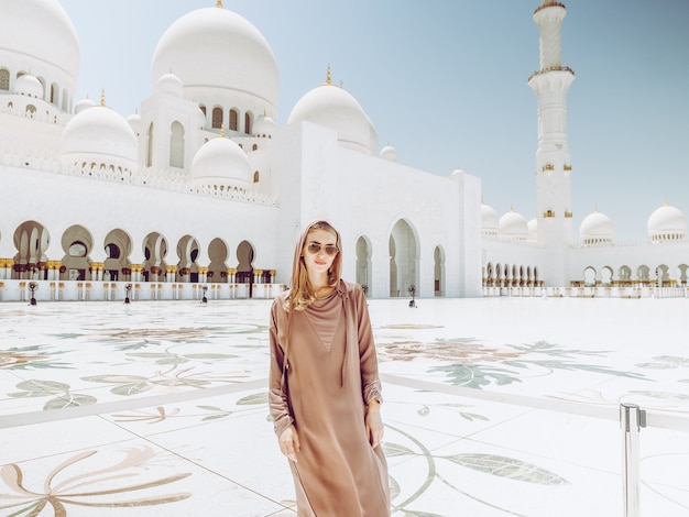 Fille à la mosquée Sheikh Zayed à Abu Dhabi