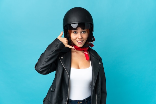 Fille de motard adolescent isolé faisant le geste de téléphone