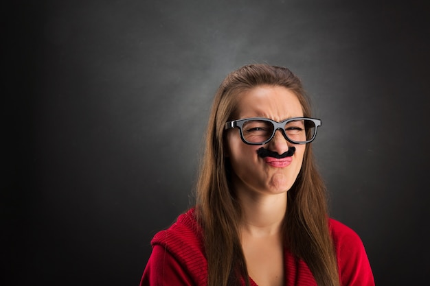 Fille avec des moustaches fait une grimace