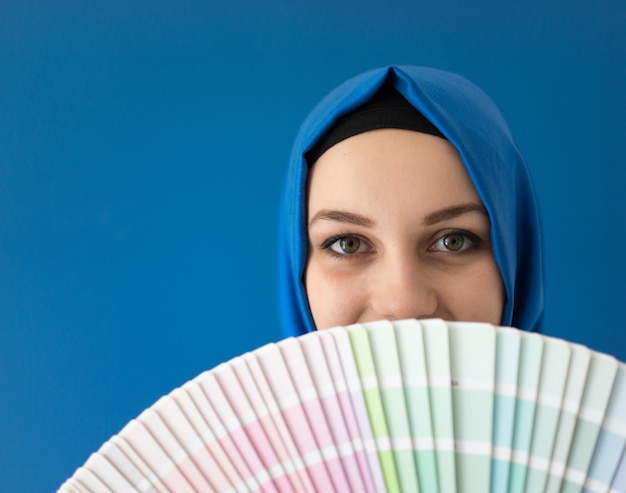 Fille musulmane arabe avec des motifs de couleurs de peinture