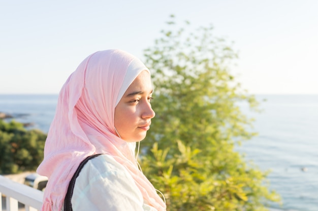 Fille musulmane sur la côte de la mer