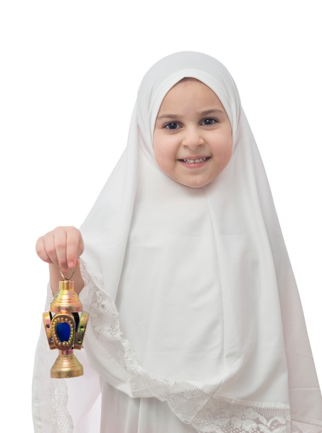 Fille musulmane en hijab blanc avec lanterne du ramadan
