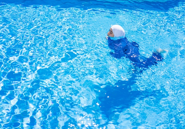 Fille musulmane avec un maillot de bain spécial