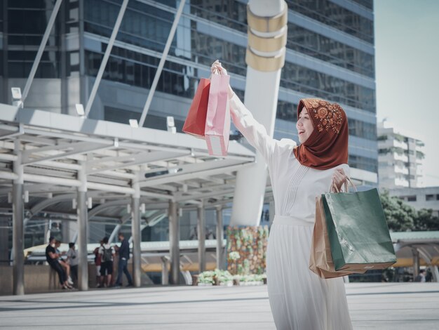 Fille musulmane avec sac à provisions