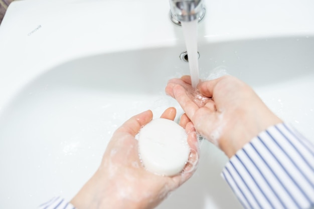 Fille musulmane se lavant les mains dans la salle de bain