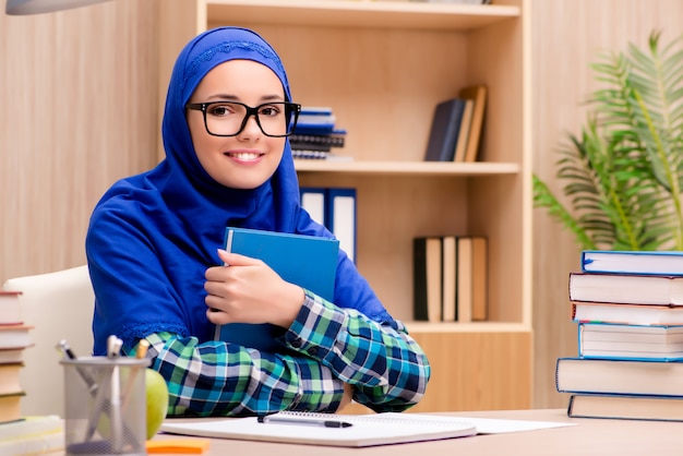 Fille musulmane se préparant aux examens d'entrée