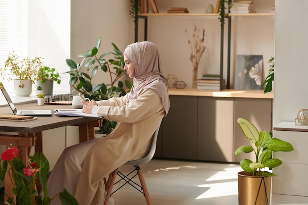 Fille musulmane avec Smartphone