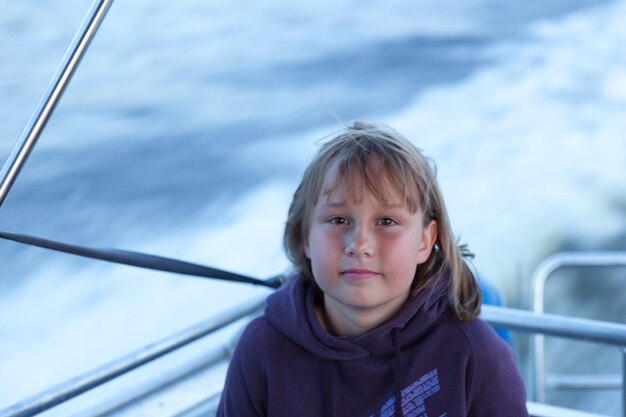 Fille nage sur un bateau soft focus