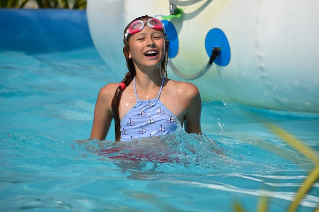 Fille nageant dans l'eau au parc