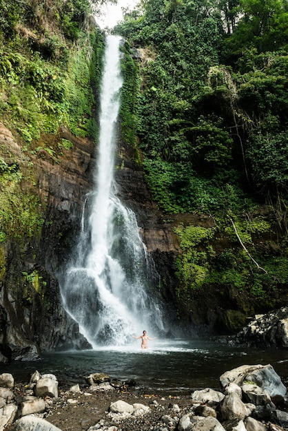 Fille nager dans une belle cascade dans la forêt tropicale, Bali, Ubud