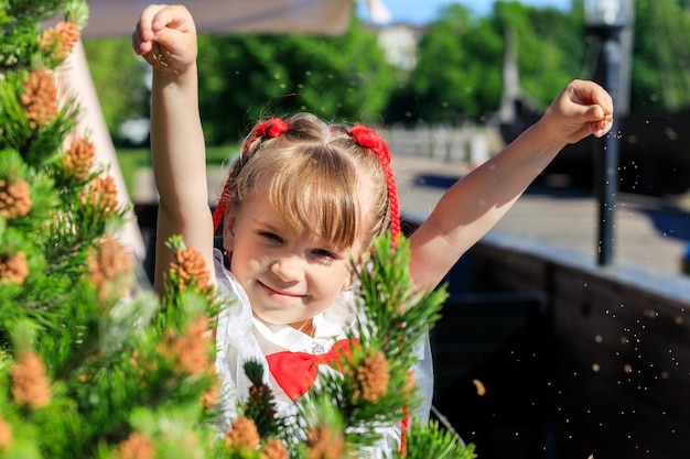 Fille avec des nattes rouges dans le parc en été