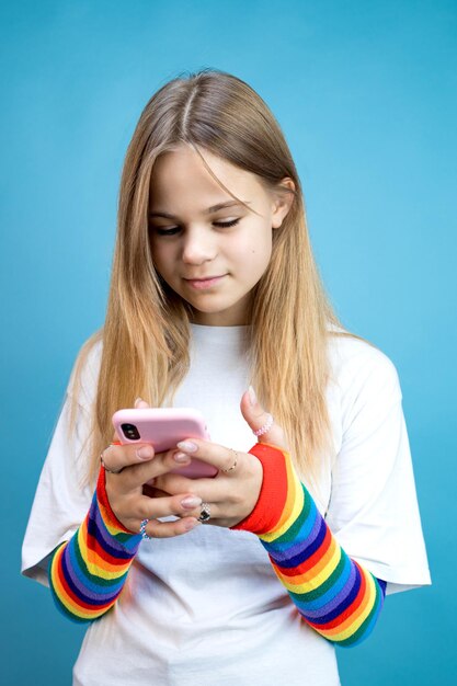 Fille naviguant sur smartphone sur fond bleu