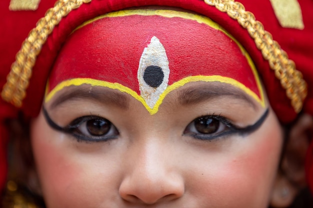 Une fille népalaise s'habille comme une déesse dieu hindou vivant kumari à l'occasion de kumari puja Népal