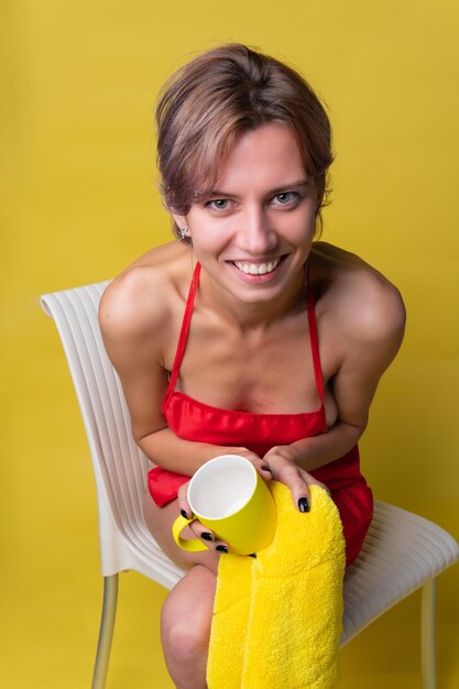 Fille nettoie avec un chiffon et une tasse hygiène propreté poussière nettoyage soins nettoyant femme de ménage