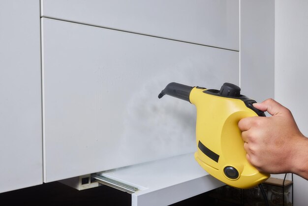 Fille de nettoyage de maison brosses nettoyeurs à vapeur dessin de cuisine avec de la vapeur dans des gants verts nettoyage d'une surface