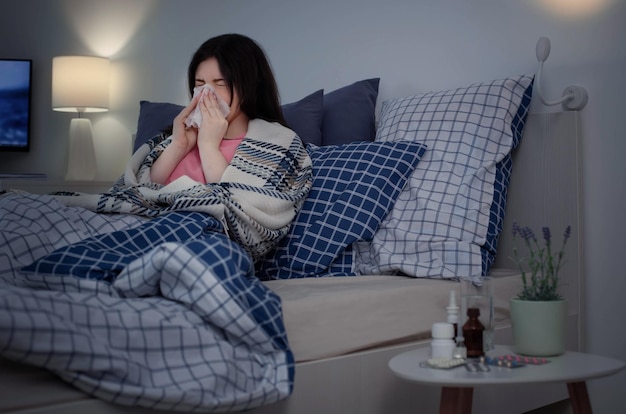 Fille avec le nez qui coule au lit