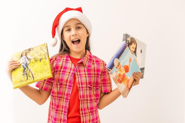 Fille de Noël debout avec des photos sur toile isolé sur blanc