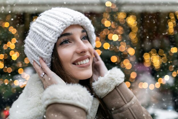 Fille de Noël enneigée