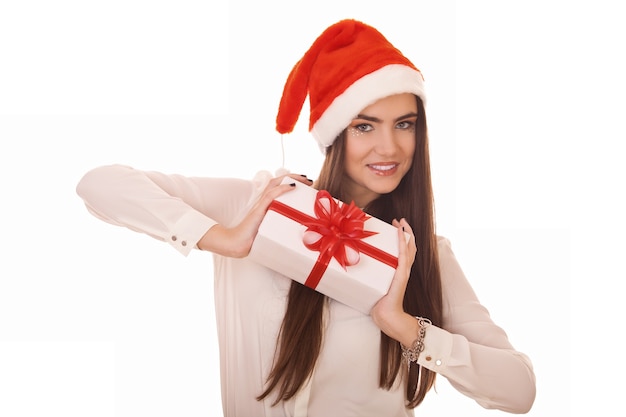 Fille de Noël tenant une boîte cadeau blanche en chapeau de père Noël