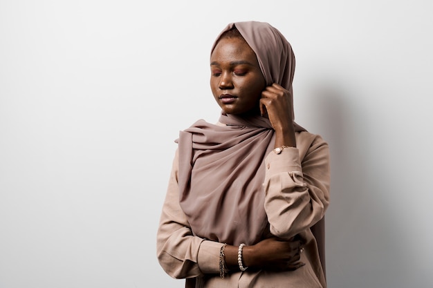 Fille noire musulmane. Femme africaine. Modèle posant.