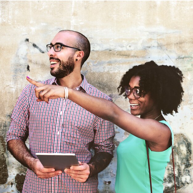 Fille noire pointant vers l&#39;homme avec des lunettes