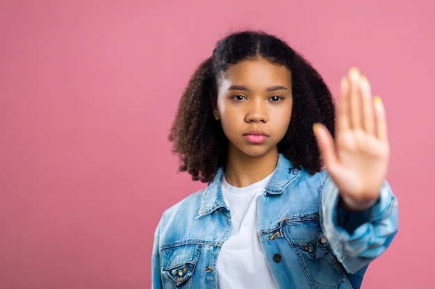 Photo fille noire avec sa main devant concept non à l'abus d'enfants pas de maltraitance des femmes