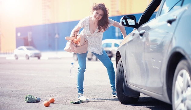 Fille avec de la nourriture sortant de l'épicerie