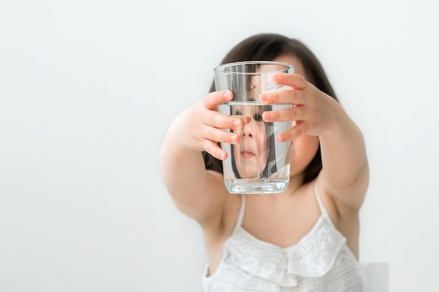 Fille nous montre qu&#39;elle boit de l&#39;eau