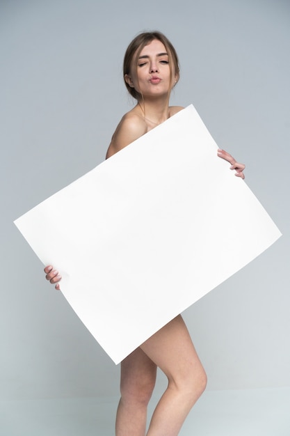 Fille nue sexy avec une affiche