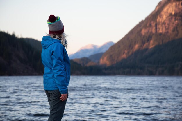 Fille observant le beau paysage en nature