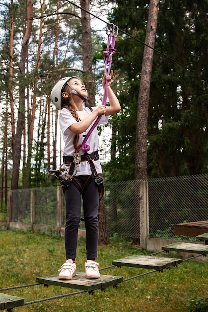 Fille sur un obstacle dans une ville de corde