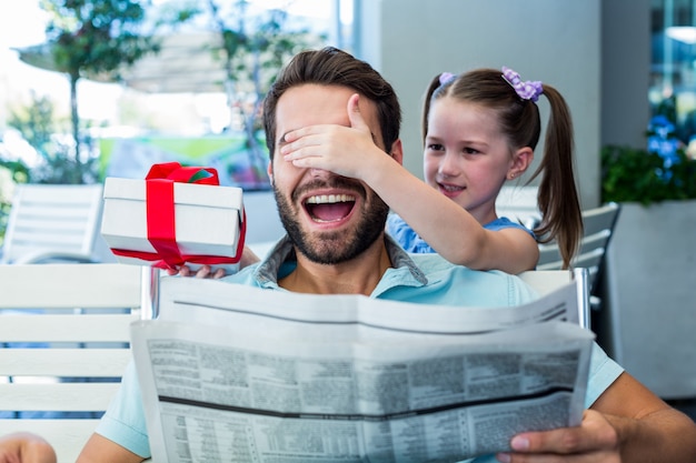 Photo fille offrant son cadeau à son père