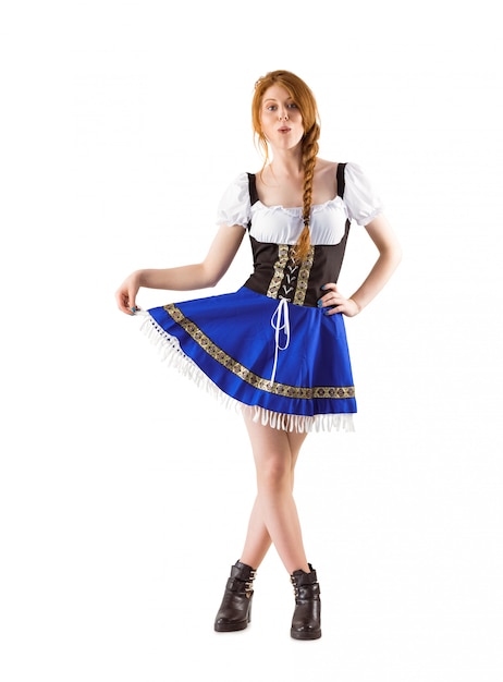 Fille d&#39;Oktoberfest écartant sa jupe