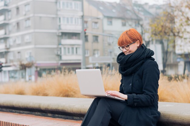 Photo la fille avec un ordinateur portable en plein air