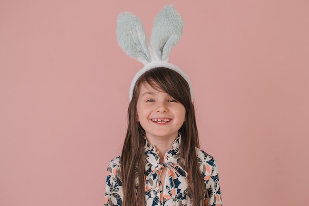 Fille avec des oreilles de lapin tenant un panier de Pâques